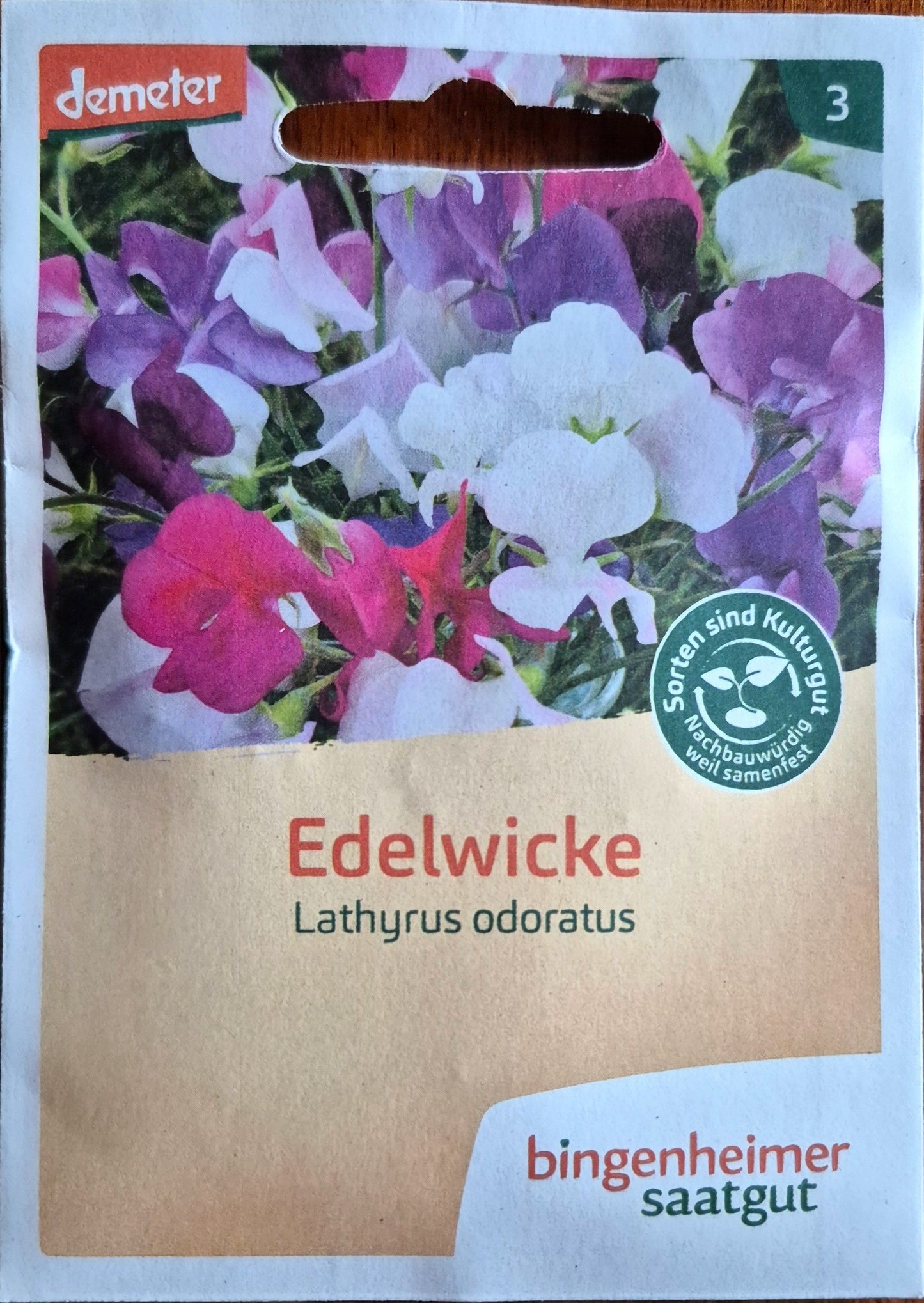 verpackung-saatgut-duftwicke.jpg – Verpackung der Duftwicke von Bingenheimer Saatgut mit Blütenabbildung.