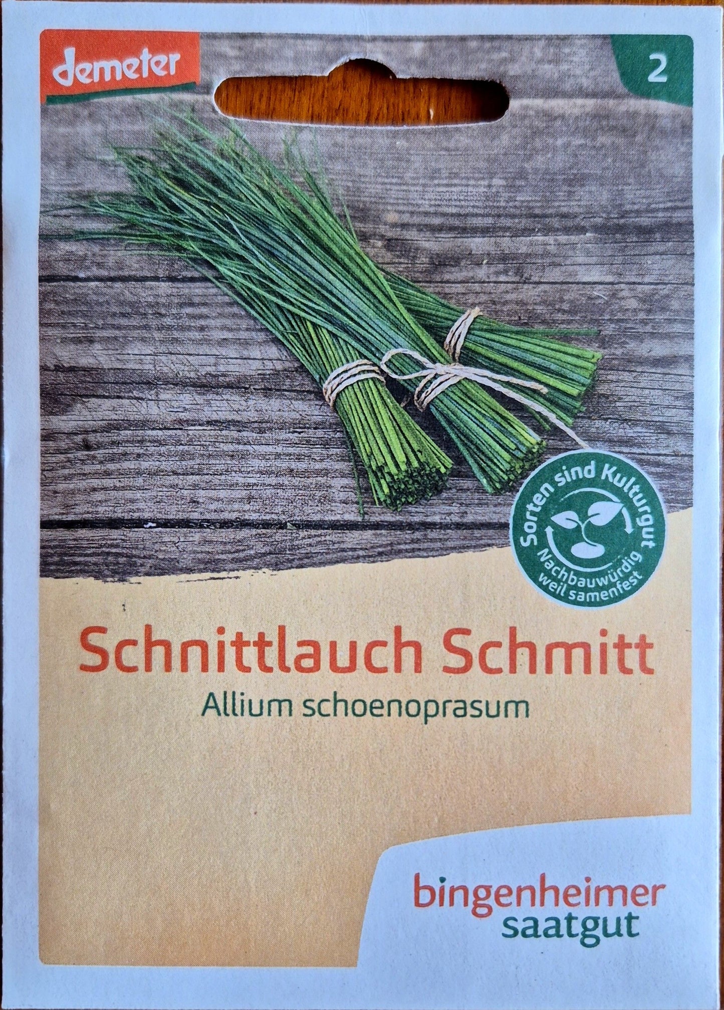 Vorderseite der Saatgutpackung Schnittlauch 'Schmitt' von Bingenheimer Saatgut