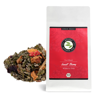Nahaufnahme der Teemischung Sweet Berry mit Fruchtstücken und Hibiskus