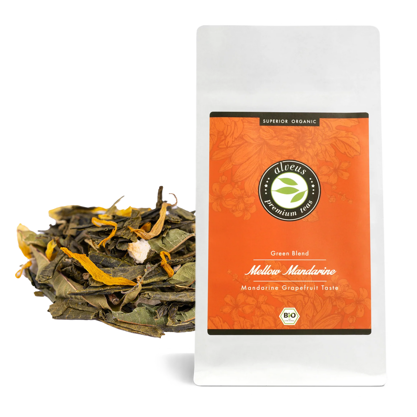 Nahaufnahme der Teemischung mit Sencha, Marigold, Orange und Kräutern
