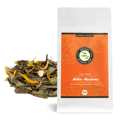 Nahaufnahme der Teemischung mit Sencha, Marigold, Orange und Kräutern
