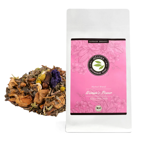 Weiße Nachfülltüte Women’s Power BIO von alveus neben der losen Kräuter-Gewürz-Mischung