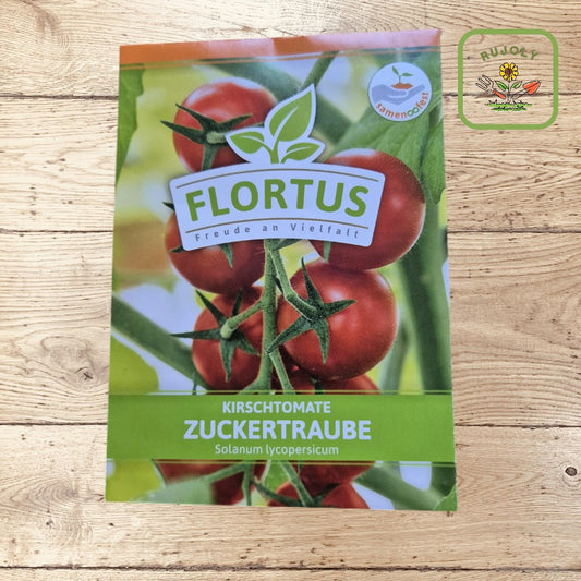 Frisch geerntete Kirschtomaten Zuckertraube auf einem Holzbrett