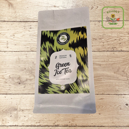 Eiskalter GREEN ICE TEA mit Apfel- und Ingwerscheiben im Glas – perfekte Erfrischung für den Sommer.