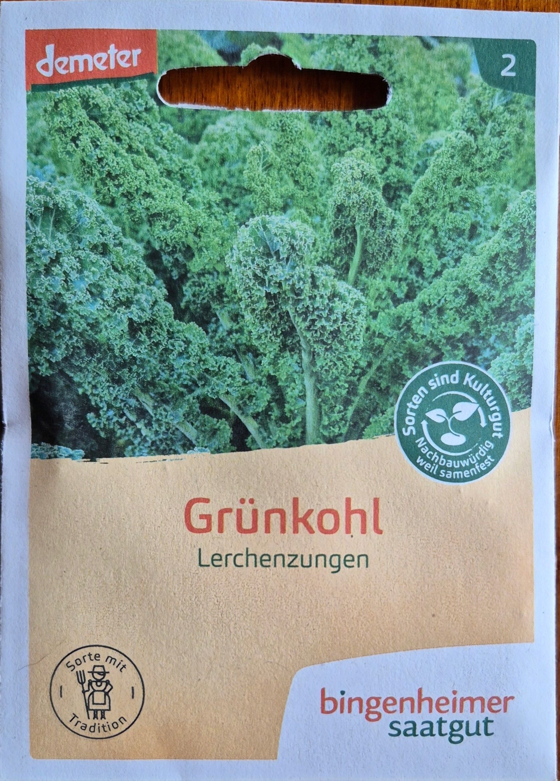 gruenkohl-lerchenzungen-saatgut-vorderseite.jpg: Vorderseite der Saatgutpackung mit Bild der Grünkohlpflanze 'Lerchenzungen'.