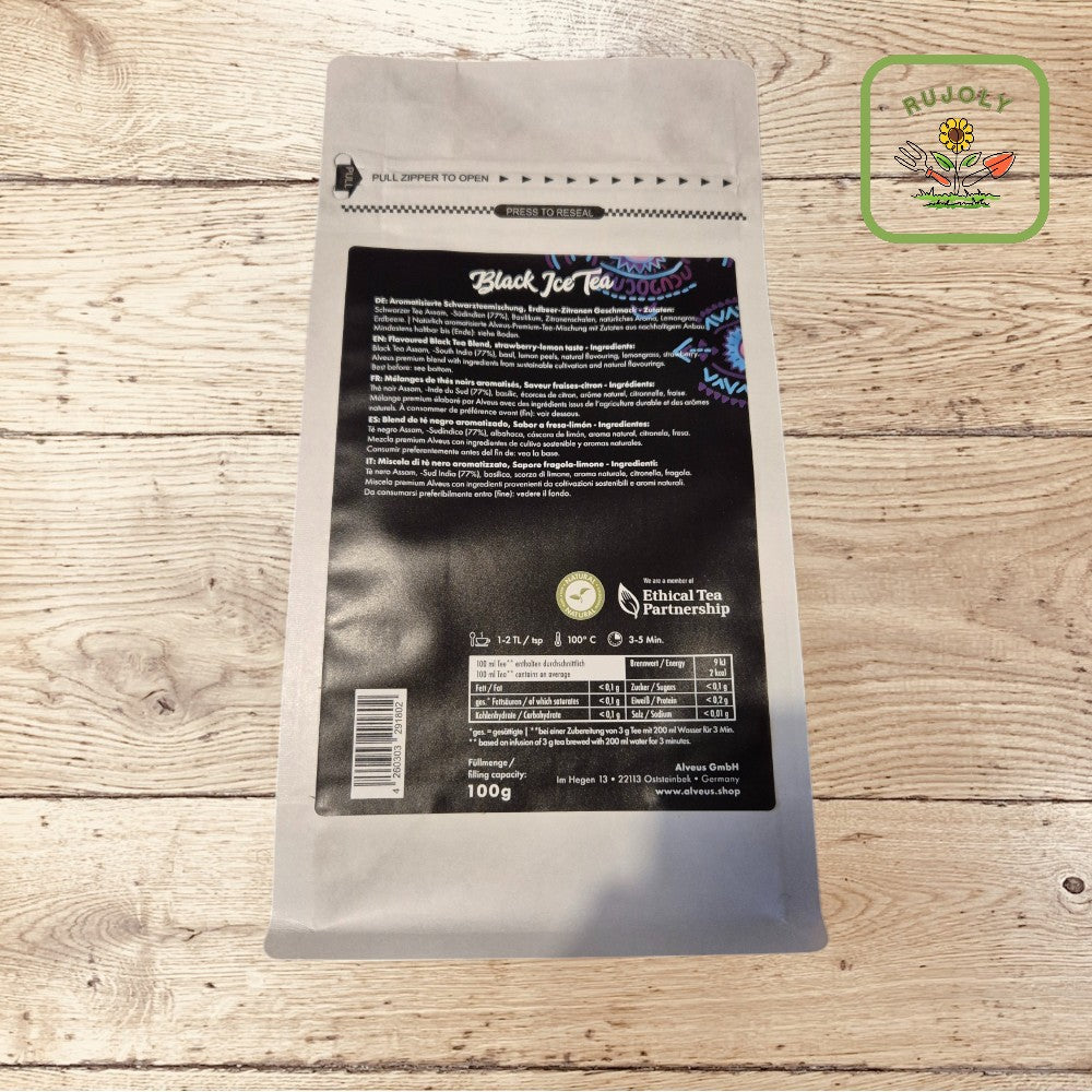 Heißer BLACK ICE TEA mit frischen Erdbeeren und Zitrone im Glas – perfekte Balance aus Kräftigkeit und Frische