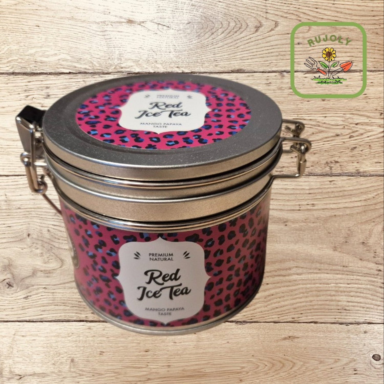 Eiskalter RED ICE TEA mit Eiswürfeln und frischer Minze in einem Glas – perfekte Erfrischung für heiße Sommertage.