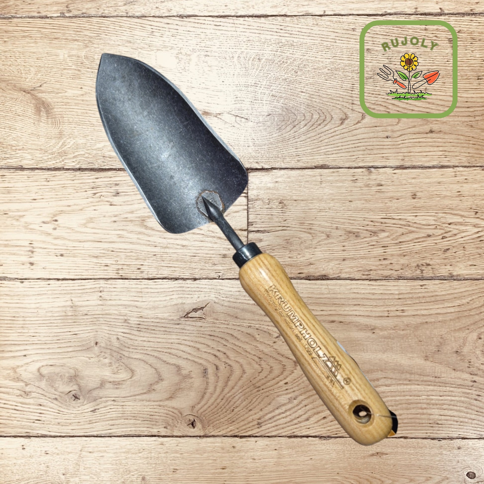 Gartenkralle_3_Zinken_kaufen_Krumpholz_geschmiedetes_Gartenwerkzeug_Gartenkralle_mit_Eschengriff_Robuste_Bodenlockerer_Krumpholz_Geschmiedetes_Gartenwerkzeug_online_kaufen