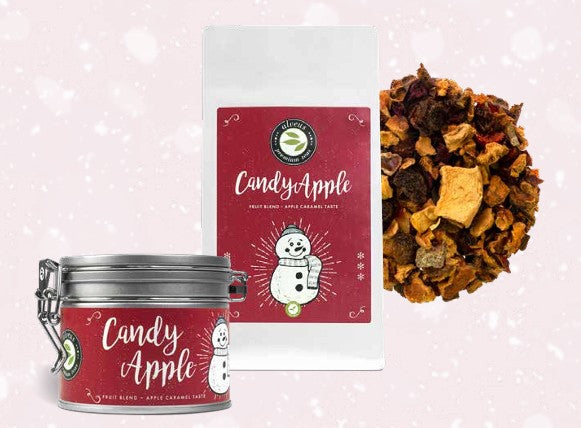 Candy Apple Wintertee als Set – Tüte und Dose vor winterlichem Hintergrund