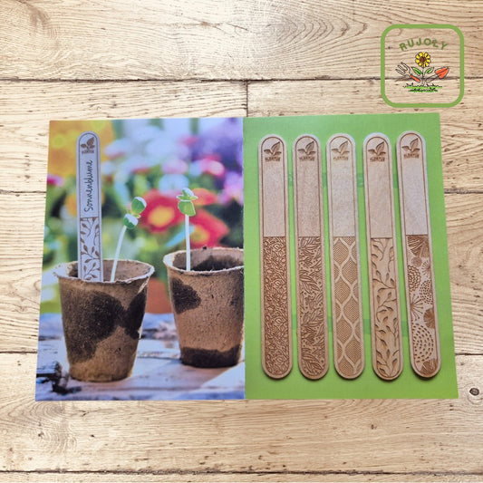 Beschriftete Holzstecketiketten mit floraler Gravur in einem Blumentopf – stilvolle Markierung für Aussaaten und Pflanzen