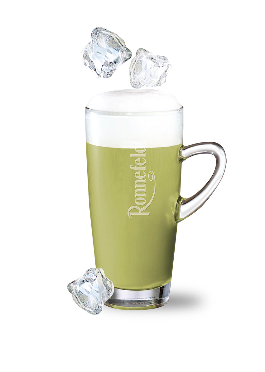 Iced Matcha mit Ronnefeldt Matcha Premix und Eiswürfeln