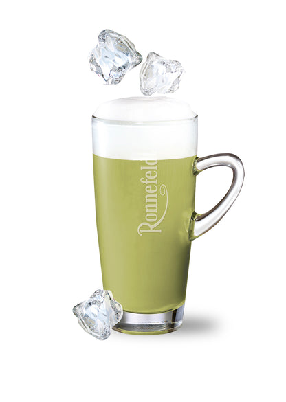 Iced Matcha mit Ronnefeldt Matcha Premix und Eiswürfeln