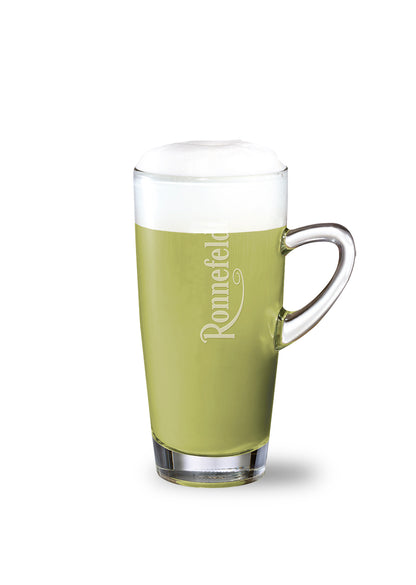 Mit Ronnefeldt Matcha Premix zubereiteter Matcha Latte im Glas