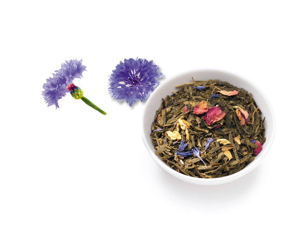 Ronnefeldt Morgentau® grüner Tee mit Blüten in einer weißen Schale