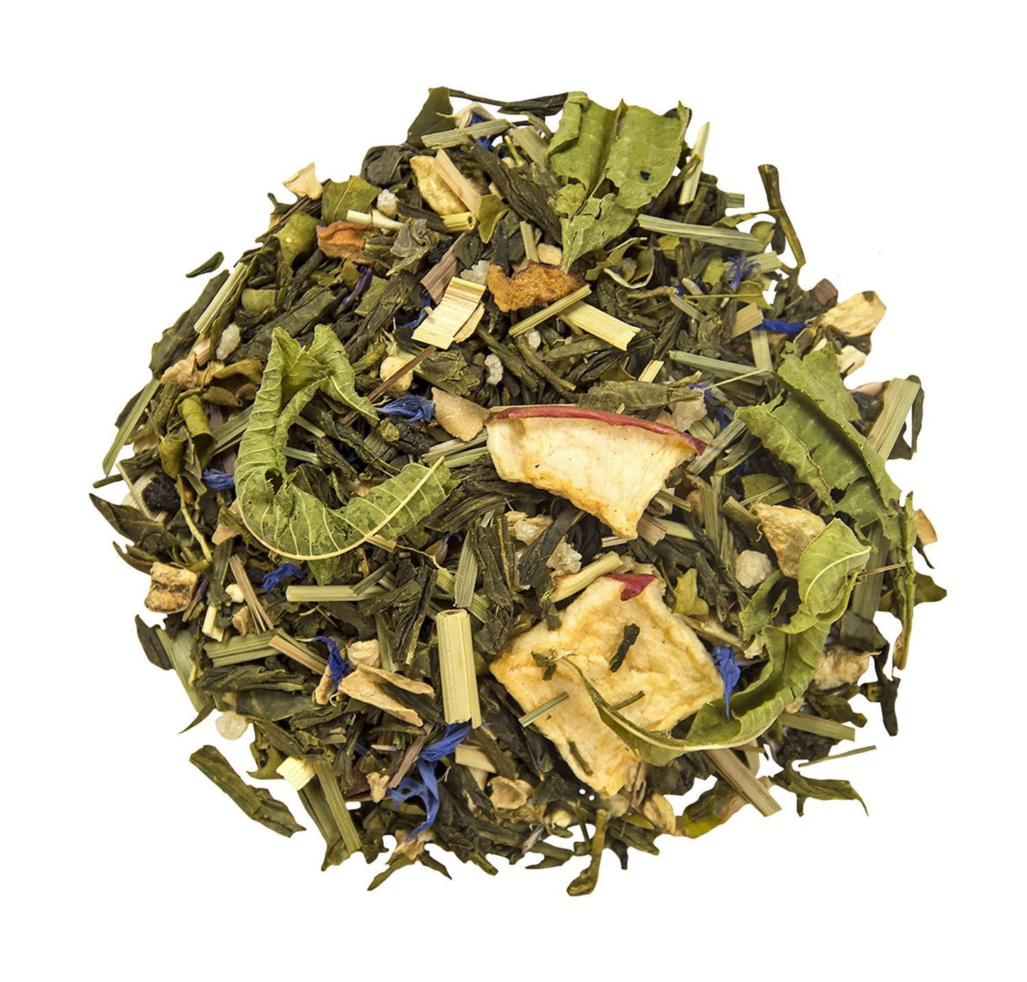 Lose Green-Ice-Tea-Mischung mit grünem Tee, Apfelstücken, Lemongras und blauen Kornblumenblüten auf weißem Hintergrund