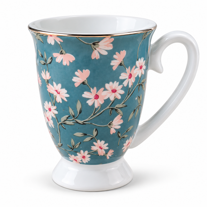 Blauer Henkelbecher mit rosa Blumenmuster, weißem Fuß und glänzendem Rand auf weißem Hintergrund