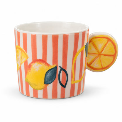 Henkelbecher LEMON mit orange-weißen Streifen, Zitronenmotiv und rundem Zitronengriff auf weißem Hintergrund