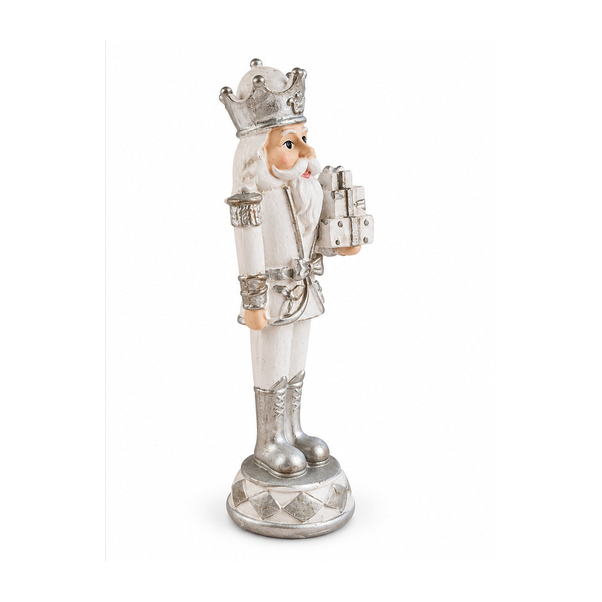 Nussknacker-Figur mit Krone und Geschenken in Seitenansicht auf weißem Hintergrund