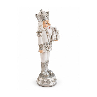 Nussknacker-Figur mit Krone und Geschenken in Seitenansicht auf weißem Hintergrund