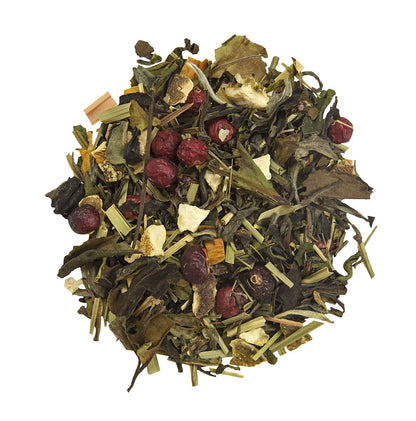 Lose White-Ice-Tea-Mischung mit Teeblättern, Lemongras, Zitrusschalen und Cranberrys auf weißem Hintergrund