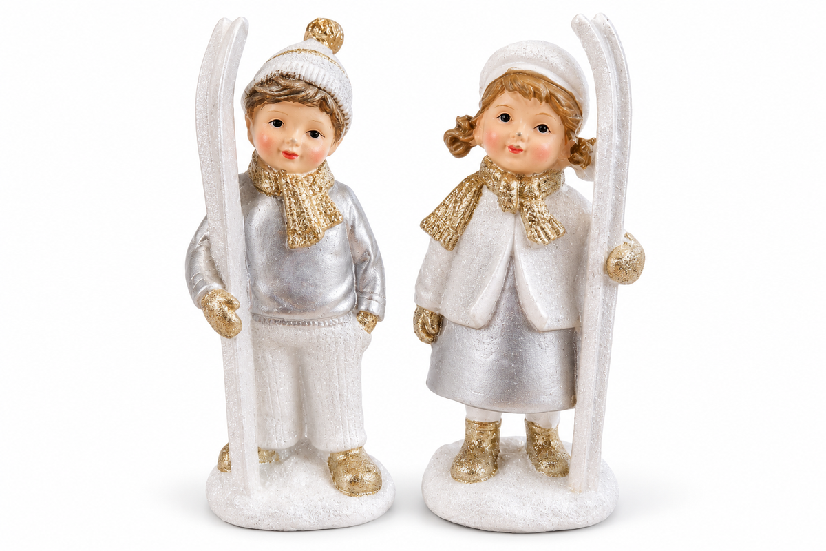 Zwei Winterkinder-Figuren mit Ski in Weiß, Silber und Gold auf weißem Hintergrund
